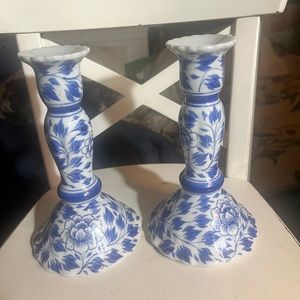 💃 2 candlestick with beautiful floral blue pattern.
#A-100